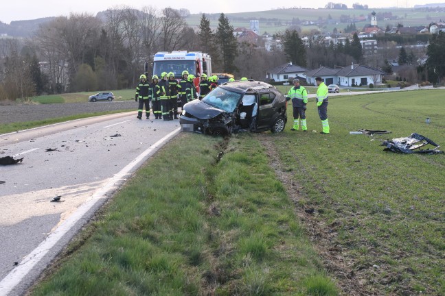 Schwerer Frontalcrash zweier Autos bei Aurolzm�nster fordert zwei Verletzte