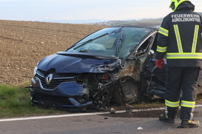Schwerer Frontalcrash zweier Autos bei Aurolzm�nster fordert zwei Verletzte