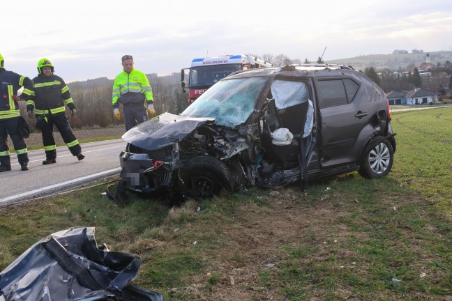 Schwerer Frontalcrash zweier Autos bei Aurolzm�nster fordert zwei Verletzte