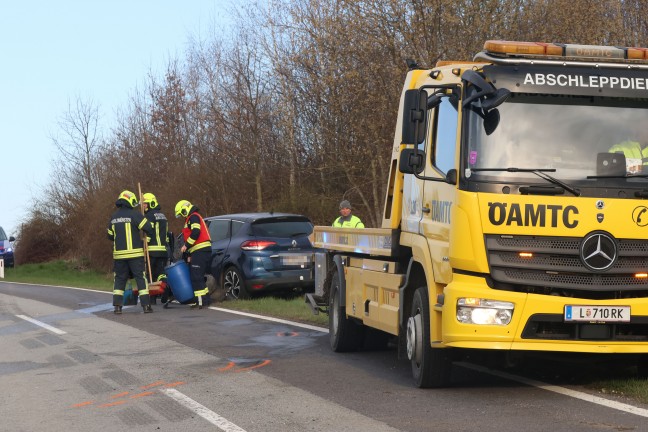 Schwerer Frontalcrash zweier Autos bei Aurolzm�nster fordert zwei Verletzte