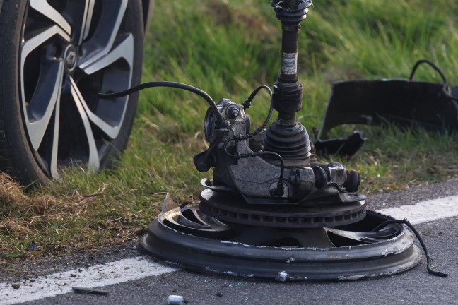 Schwerer Frontalcrash zweier Autos bei Aurolzm�nster fordert zwei Verletzte