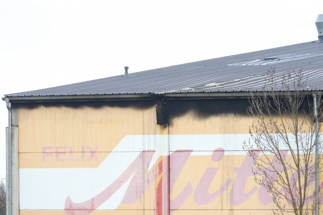 Brandeinsatz: Zwei Feuerwehren bei l�ngerem L�scheinsatz bei Unternehmen in Wolfern im Einsatz