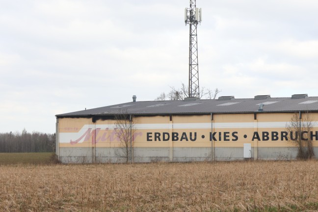 Brandeinsatz: Zwei Feuerwehren bei l�ngerem L�scheinsatz bei Unternehmen in Wolfern im Einsatz
