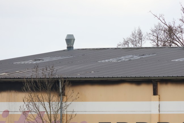 Brandeinsatz: Zwei Feuerwehren bei l�ngerem L�scheinsatz bei Unternehmen in Wolfern im Einsatz
