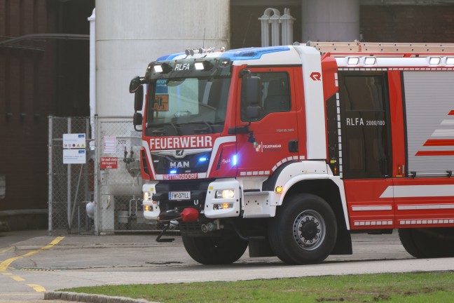 Brand bei Papierfabrik in Ansfelden sorgte f�r Einsatz von Feuerwehr, Rettung und Polizei