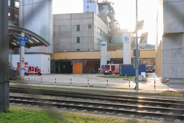 Brand bei Papierfabrik in Ansfelden sorgte f�r Einsatz von Feuerwehr, Rettung und Polizei