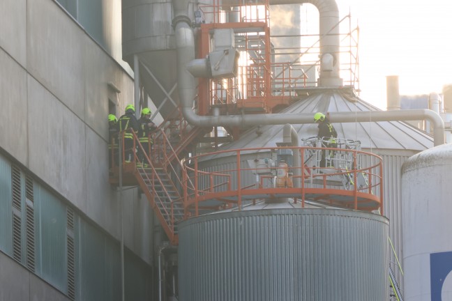 Brand bei Papierfabrik in Ansfelden sorgte f�r Einsatz von Feuerwehr, Rettung und Polizei