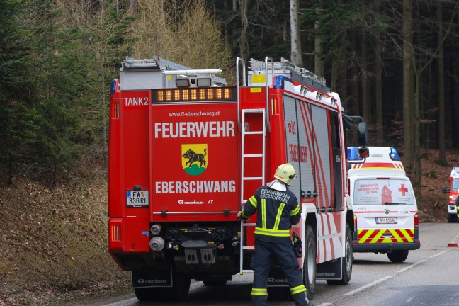 Auto �berschlagen: Verkehrsunfall auf Hausruckstra�e bei Eberschwang fordert zwei Verletzte