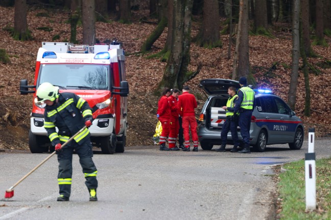 Auto �berschlagen: Verkehrsunfall auf Hausruckstra�e bei Eberschwang fordert zwei Verletzte