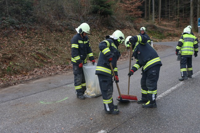 Auto �berschlagen: Verkehrsunfall auf Hausruckstra�e bei Eberschwang fordert zwei Verletzte