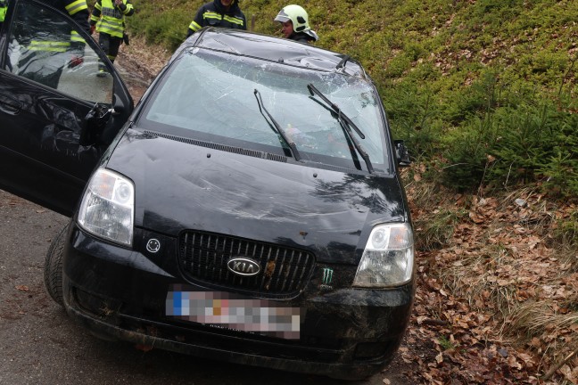 Auto �berschlagen: Verkehrsunfall auf Hausruckstra�e bei Eberschwang fordert zwei Verletzte