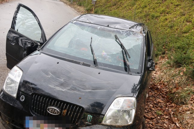 Auto �berschlagen: Verkehrsunfall auf Hausruckstra�e bei Eberschwang fordert zwei Verletzte