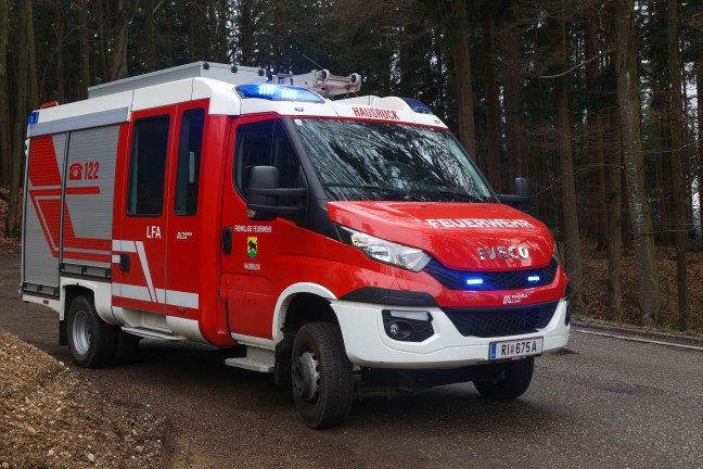 Auto �berschlagen: Verkehrsunfall auf Hausruckstra�e bei Eberschwang fordert zwei Verletzte