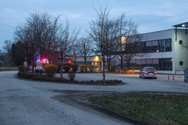 Brandeinsatz: Feuerwehr in einem Unternehmen bei Neumarkt im Hausruckkreis im Einsatz