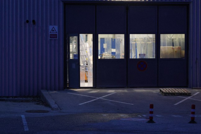 Brandeinsatz: Feuerwehr in einem Unternehmen bei Neumarkt im Hausruckkreis im Einsatz