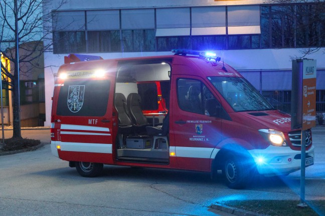 Brandeinsatz: Feuerwehr in einem Unternehmen bei Neumarkt im Hausruckkreis im Einsatz