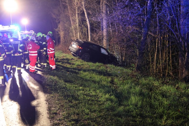 Lenkerin verletzt: Auto bei Verkehrsunfall in Niederneukirchen gegen B�ume am Waldrand gekracht