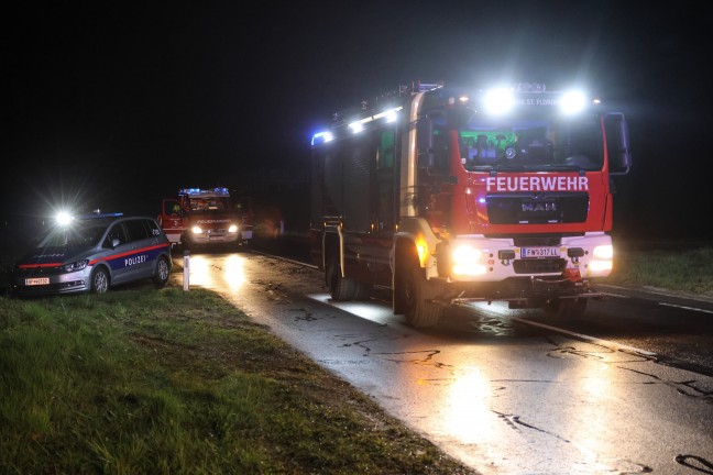 Lenkerin verletzt: Auto bei Verkehrsunfall in Niederneukirchen gegen B�ume am Waldrand gekracht