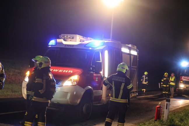 Lenkerin verletzt: Auto bei Verkehrsunfall in Niederneukirchen gegen B�ume am Waldrand gekracht