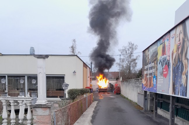 Brand eines gr��eren Abfallcontainers in Pasching von Ersthelfern in Schach gehalten
