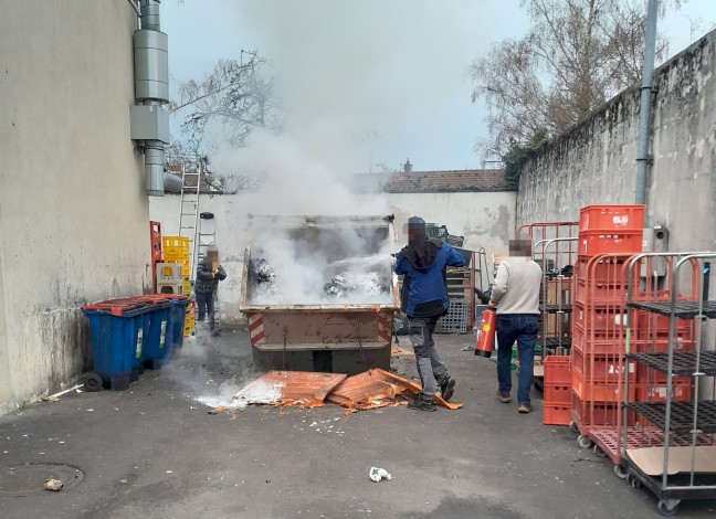 Brand eines gr��eren Abfallcontainers in Pasching von Ersthelfern in Schach gehalten
