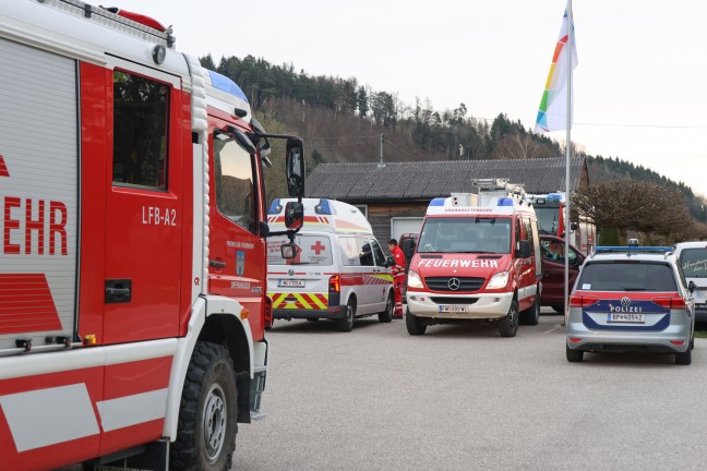 F�nf Feuerwehren bei Silobrand bei einem Gewerbebetrieb in Offenhausen im Einsatz