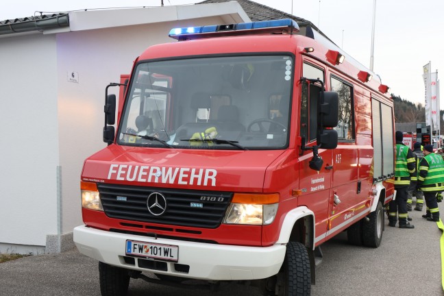 F�nf Feuerwehren bei Silobrand bei einem Gewerbebetrieb in Offenhausen im Einsatz