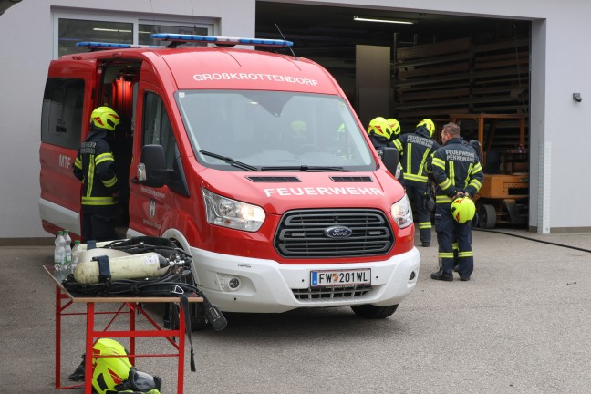 F�nf Feuerwehren bei Silobrand bei einem Gewerbebetrieb in Offenhausen im Einsatz