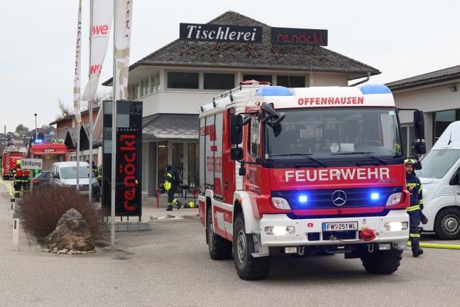 F�nf Feuerwehren bei Silobrand bei einem Gewerbebetrieb in Offenhausen im Einsatz
