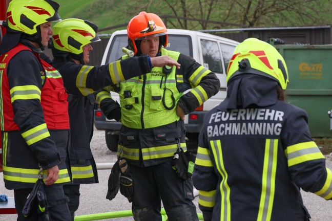F�nf Feuerwehren bei Silobrand bei einem Gewerbebetrieb in Offenhausen im Einsatz
