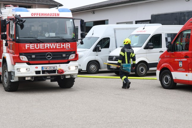 F�nf Feuerwehren bei Silobrand bei einem Gewerbebetrieb in Offenhausen im Einsatz