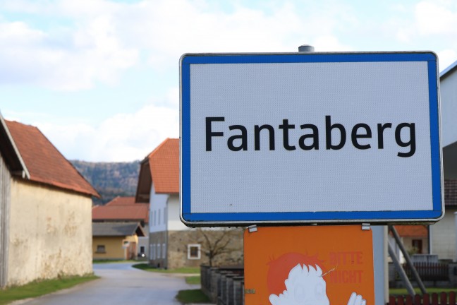 Brand an einer Ecke eines Daches sorgte f�r Einsatz dreier Feuerwehren in Sch�rfling am Attersee