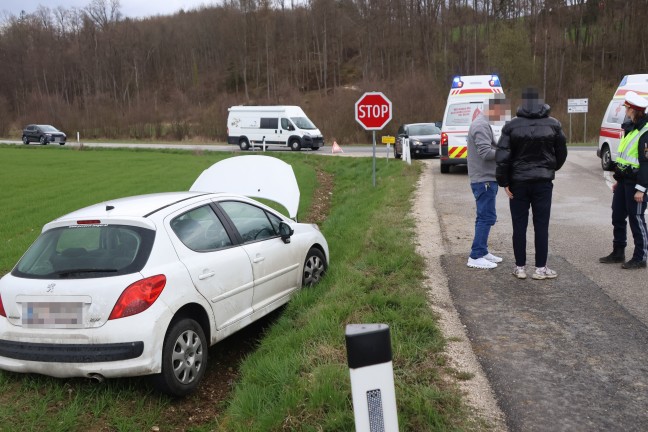 St. Marien: Auto bei Verkehrsunfall von Stra�e abgekommen und in Seitenlage im Feld gelandet