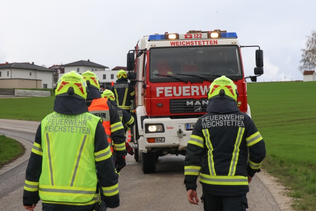 St. Marien: Auto bei Verkehrsunfall von Stra�e abgekommen und in Seitenlage im Feld gelandet
