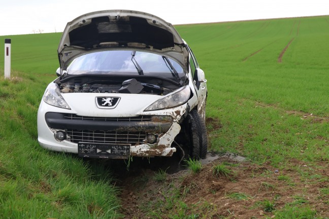 St. Marien: Auto bei Verkehrsunfall von Stra�e abgekommen und in Seitenlage im Feld gelandet
