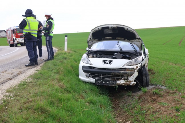 St. Marien: Auto bei Verkehrsunfall von Stra�e abgekommen und in Seitenlage im Feld gelandet
