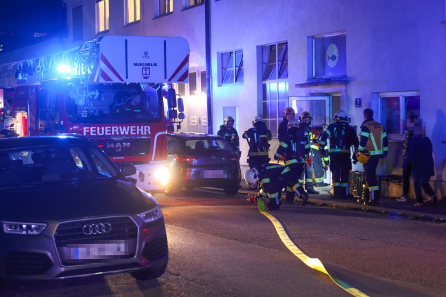Menschenrettung bei n�chtlichem Zimmerbrand in einer betreuten Wohneinrichtung in Wels-Neustadt