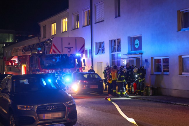 Menschenrettung bei n�chtlichem Zimmerbrand in einer betreuten Wohneinrichtung in Wels-Neustadt