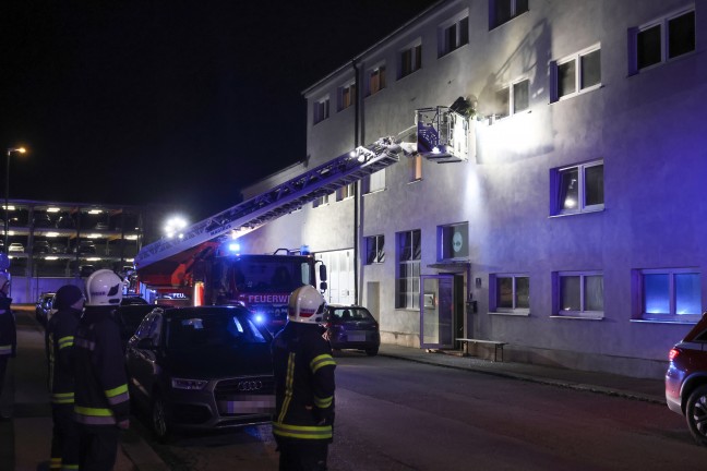 Menschenrettung bei n�chtlichem Zimmerbrand in einer betreuten Wohneinrichtung in Wels-Neustadt