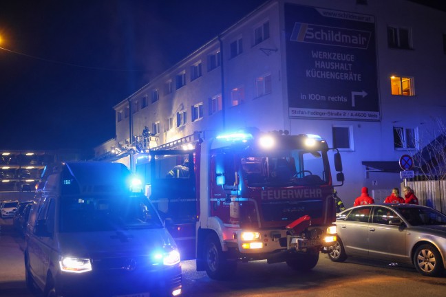 Menschenrettung bei n�chtlichem Zimmerbrand in einer betreuten Wohneinrichtung in Wels-Neustadt