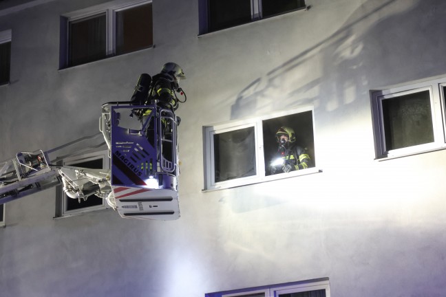Menschenrettung bei n�chtlichem Zimmerbrand in einer betreuten Wohneinrichtung in Wels-Neustadt