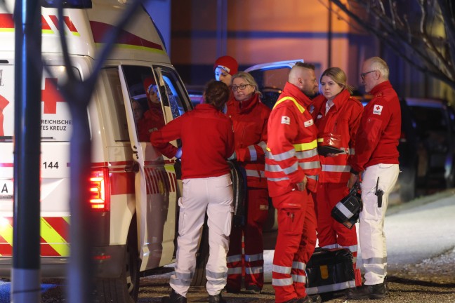 Menschenrettung bei n�chtlichem Zimmerbrand in einer betreuten Wohneinrichtung in Wels-Neustadt