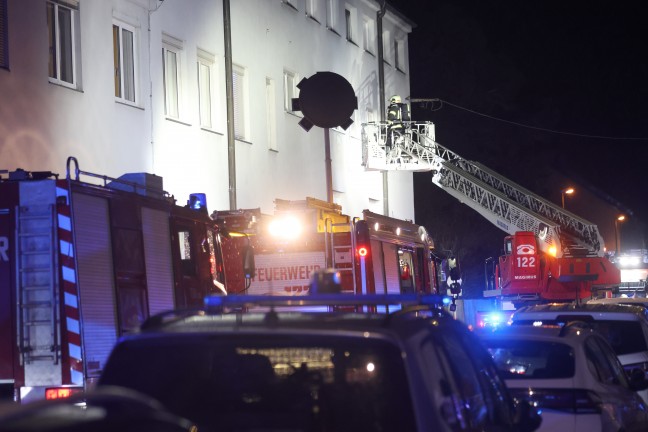 Menschenrettung bei n�chtlichem Zimmerbrand in einer betreuten Wohneinrichtung in Wels-Neustadt