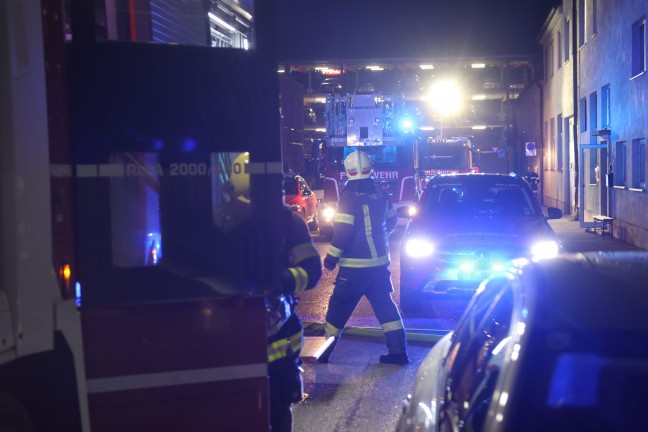 Menschenrettung bei n�chtlichem Zimmerbrand in einer betreuten Wohneinrichtung in Wels-Neustadt