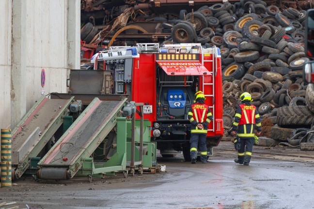 Brand bei Abfallverwertungsunternehmen in Edt bei Lambach sorgt f�r Einsatz zweier Feuerwehren