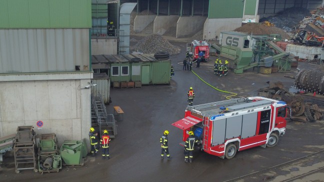 Brand bei Abfallverwertungsunternehmen in Edt bei Lambach sorgt f�r Einsatz zweier Feuerwehren