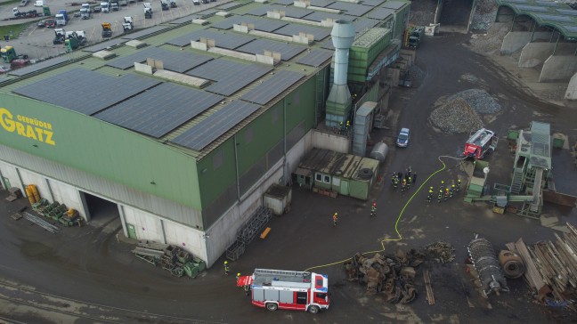 Brand bei Abfallverwertungsunternehmen in Edt bei Lambach sorgt f�r Einsatz zweier Feuerwehren
