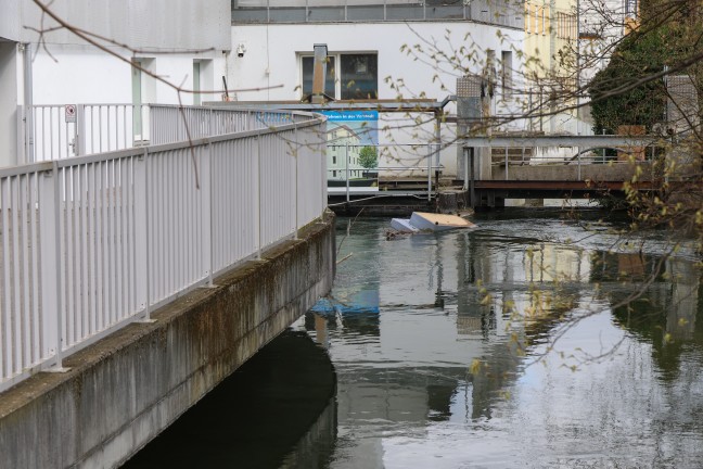 Schlechter Scherz: Couch durch Einsatzkr�fte der Feuerwehr aus M�hlbach in Wels-Innenstadt geborgen