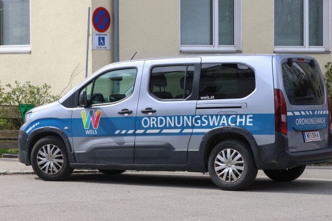 Schlechter Scherz: Couch durch Einsatzkr�fte der Feuerwehr aus M�hlbach in Wels-Innenstadt geborgen