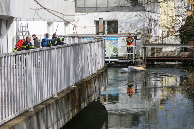 Schlechter Scherz: Couch durch Einsatzkr�fte der Feuerwehr aus M�hlbach in Wels-Innenstadt geborgen